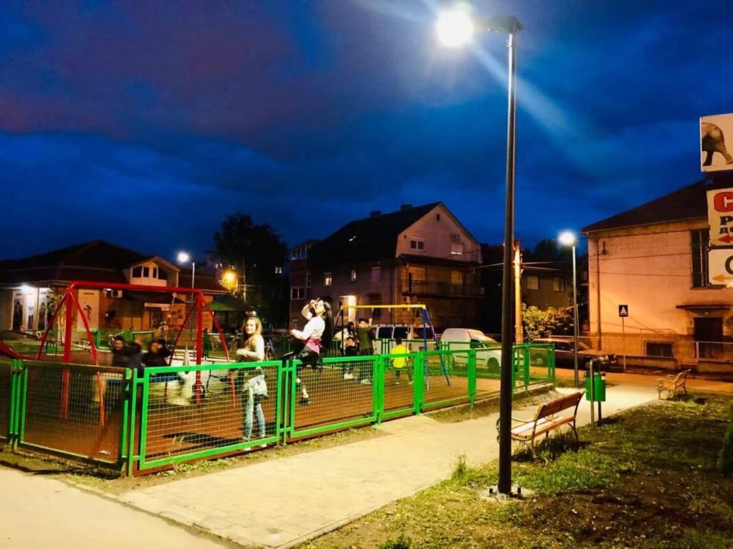 An easy-to-install all-in-one solar street light from LEYOND, providing reliable off-grid illumination.