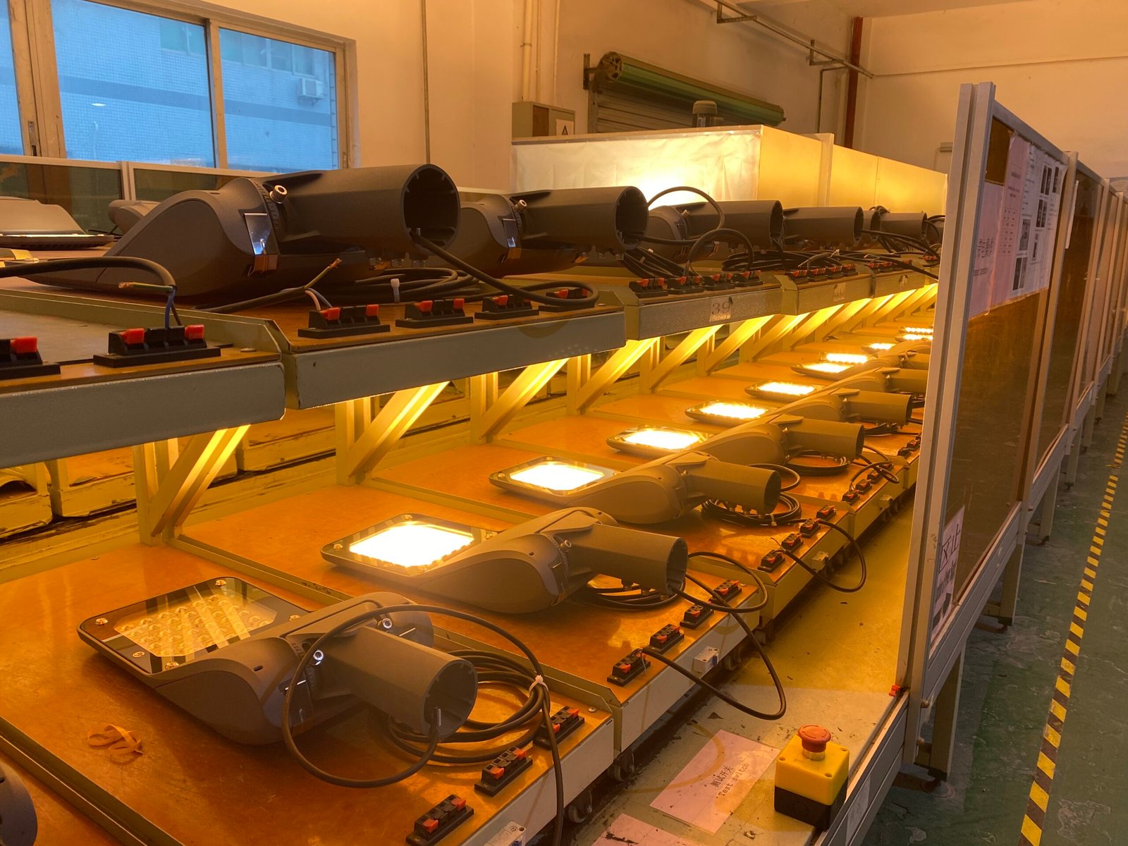 100% aging test of King Series LED lights to ensure stability before shipping