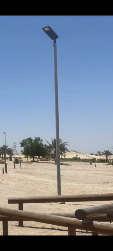 Leyond solar street light operating reliably in extreme desert heat, featuring an ADC12 die-cast aluminum housing and a custom black-painted stainless steel bracket for maximum anti-corrosion performance