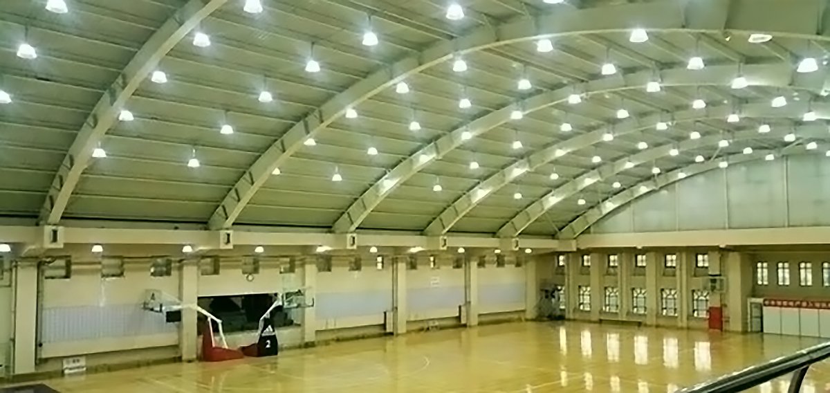 A high-ceiling factory workshop brightly lit by LEYOND's UFO LED high bay lights for enhanced productivity.