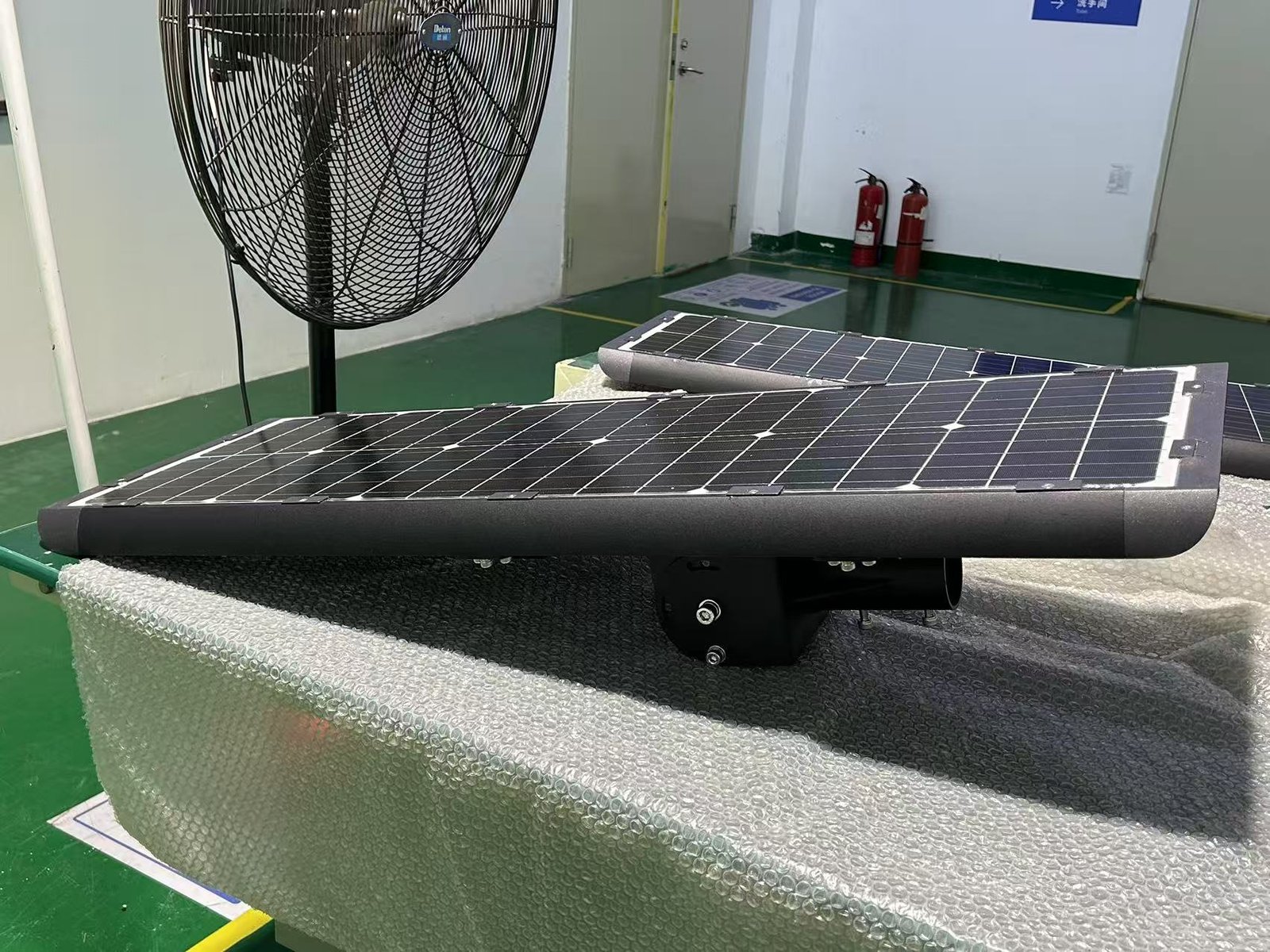 High-efficiency monocrystalline silicon solar panel integrated design