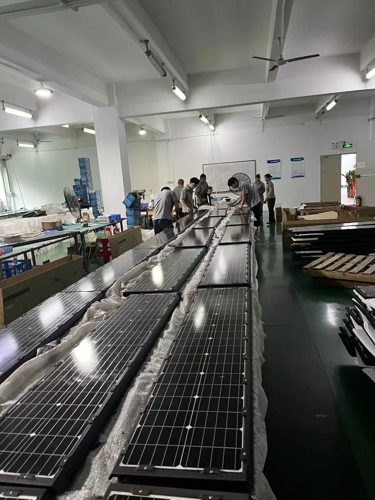 Manufacturing and aging test of solar street lights in factory