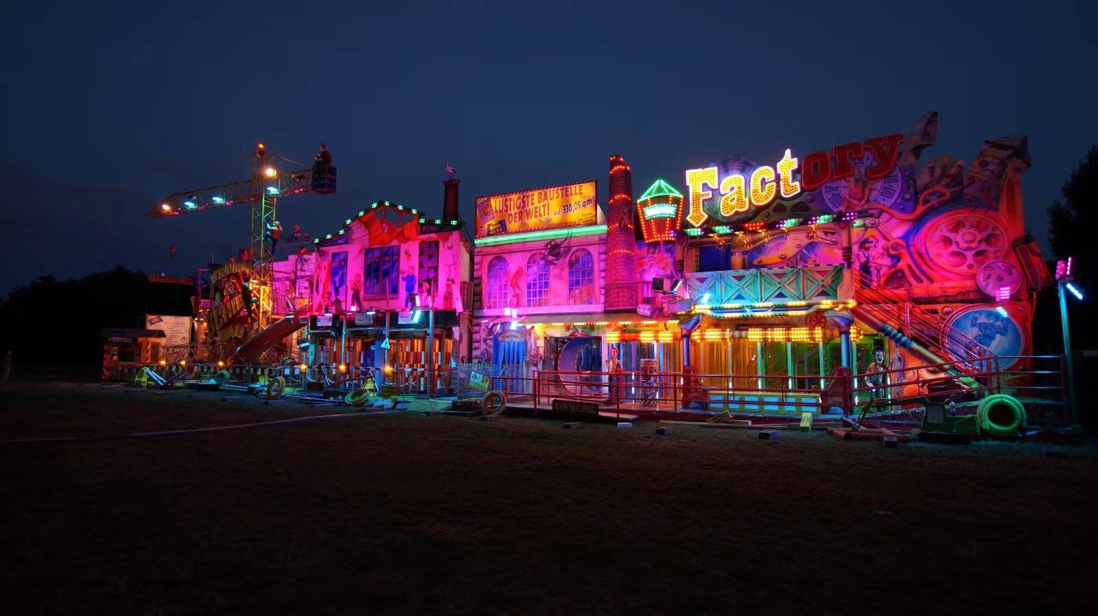 Dynamic RGB facade lighting for theme park buildings