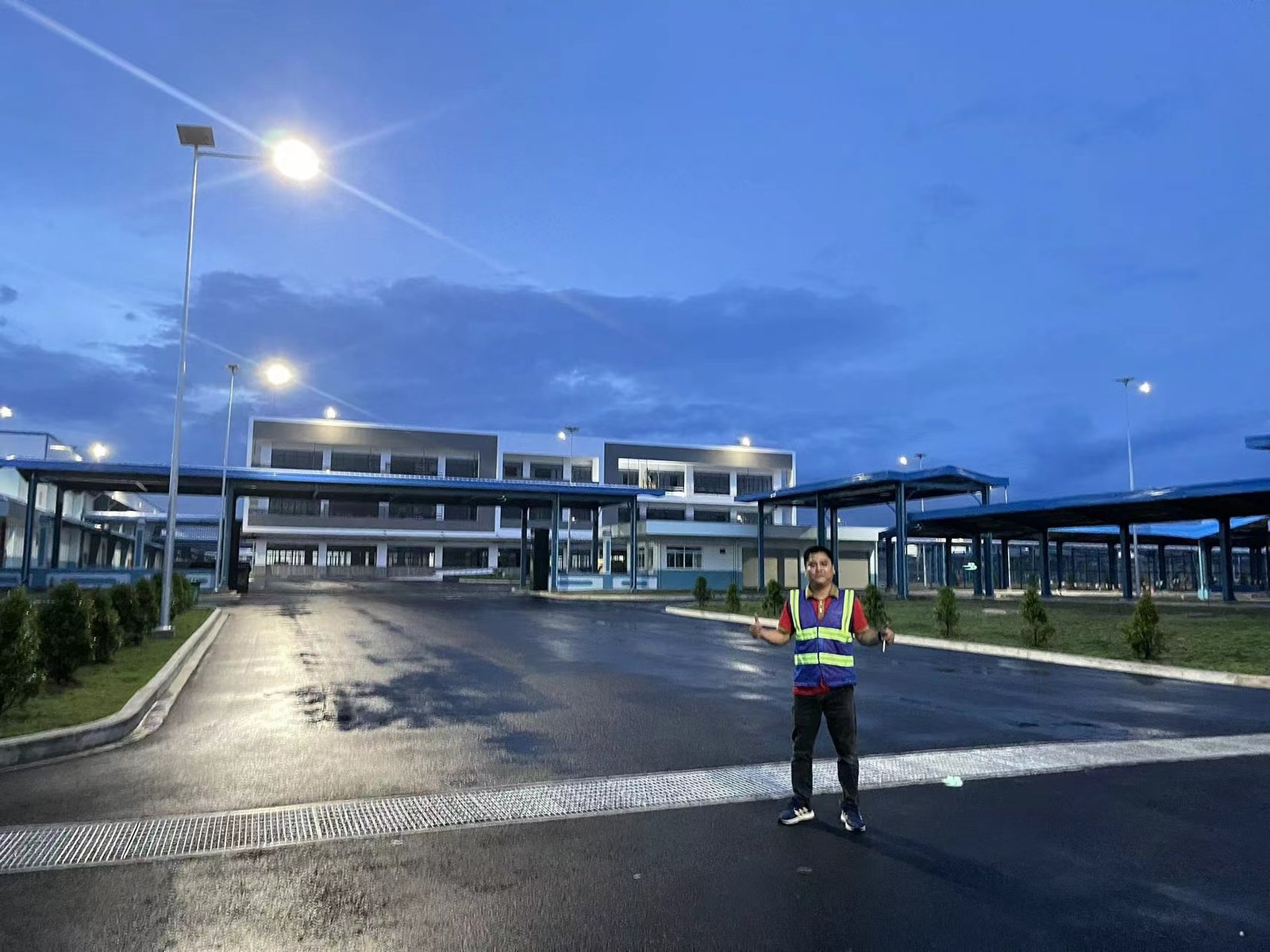 100W split solar street light installation at Nike factory industrial park in Vietnam