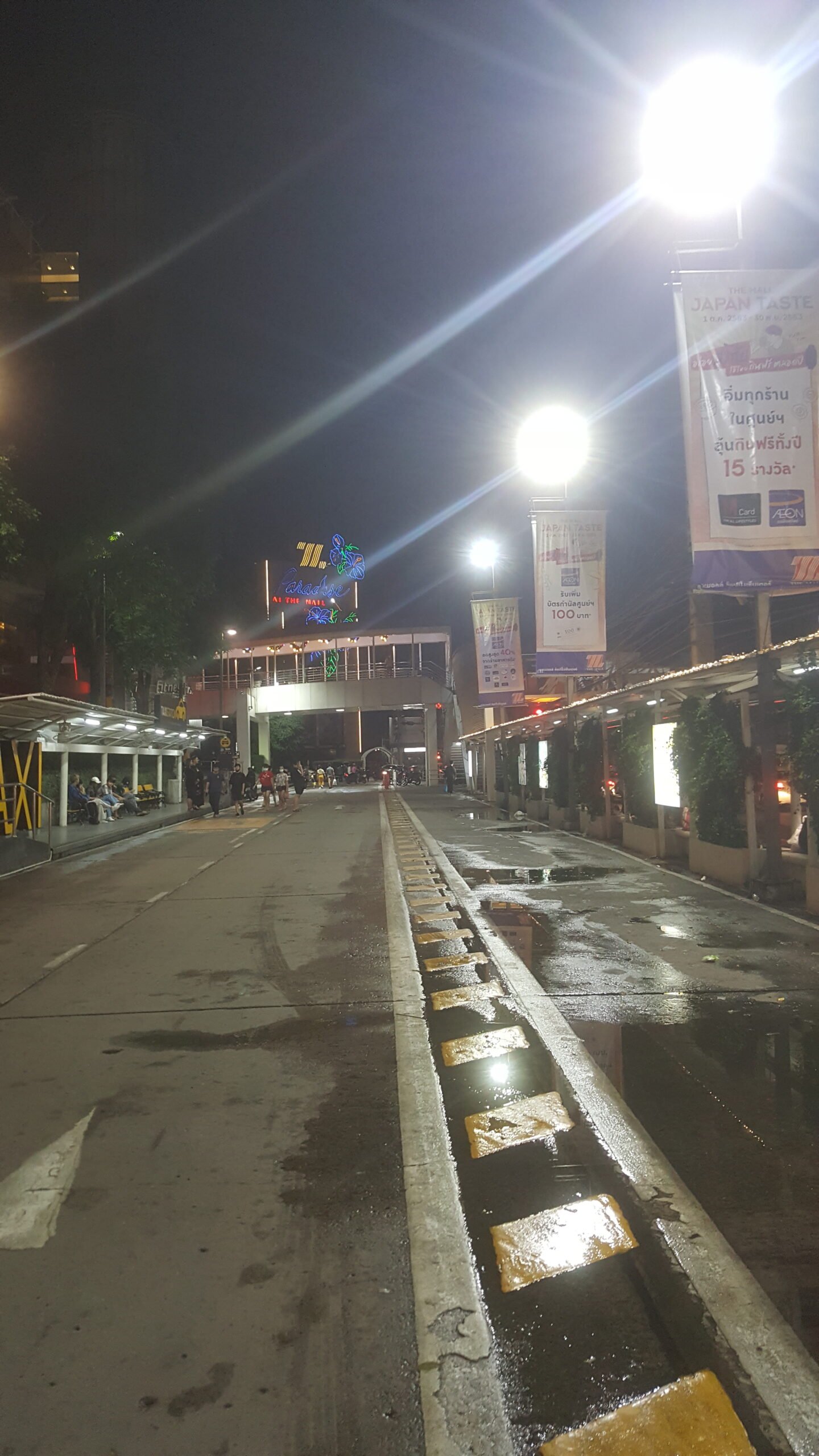 Anti-glare performance of Galaxy LED street lights on a wet approach road to The Mall in Thailand
