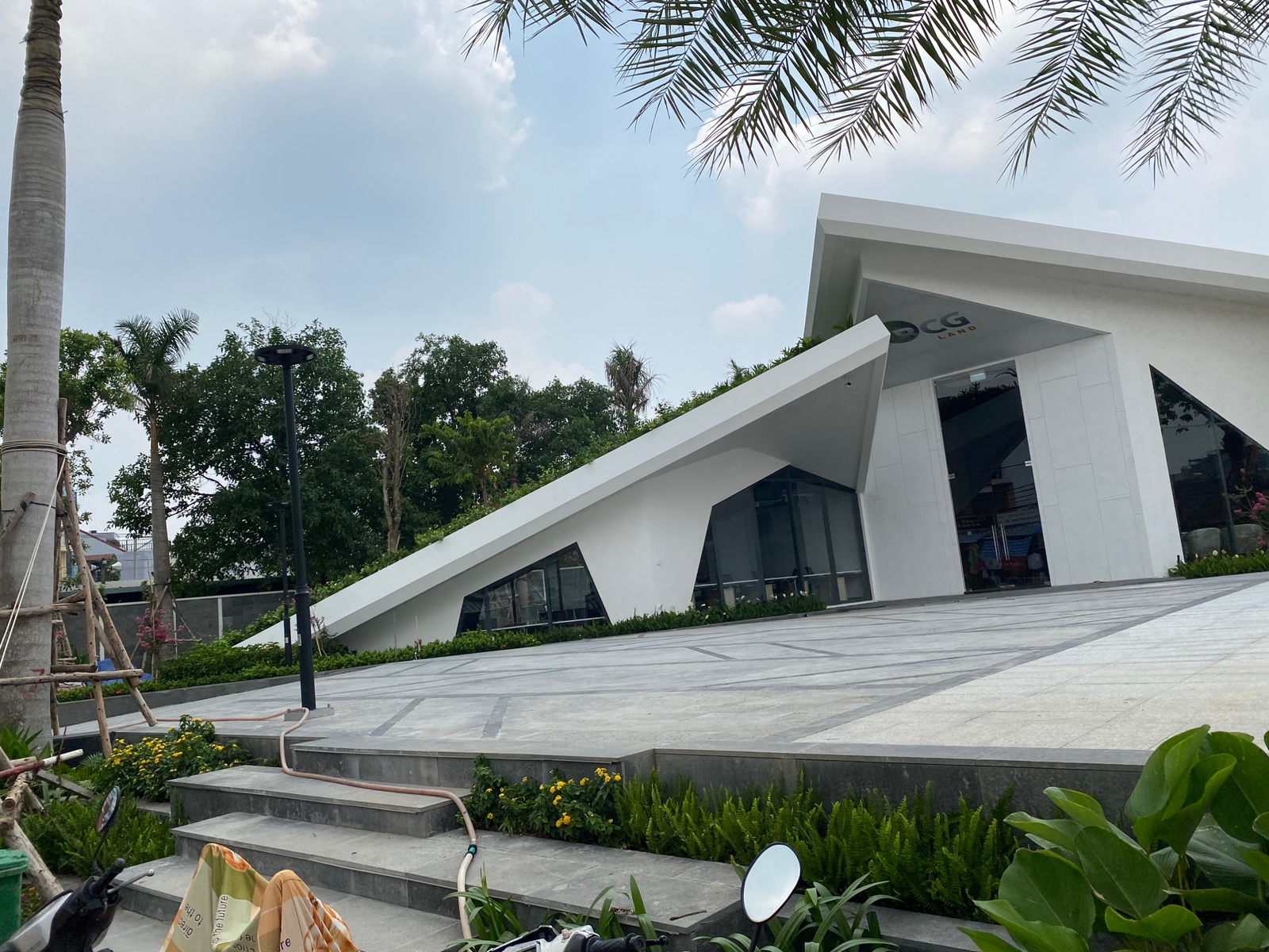 Zero trenching solar landscape lighting protecting expensive hardscape and paving